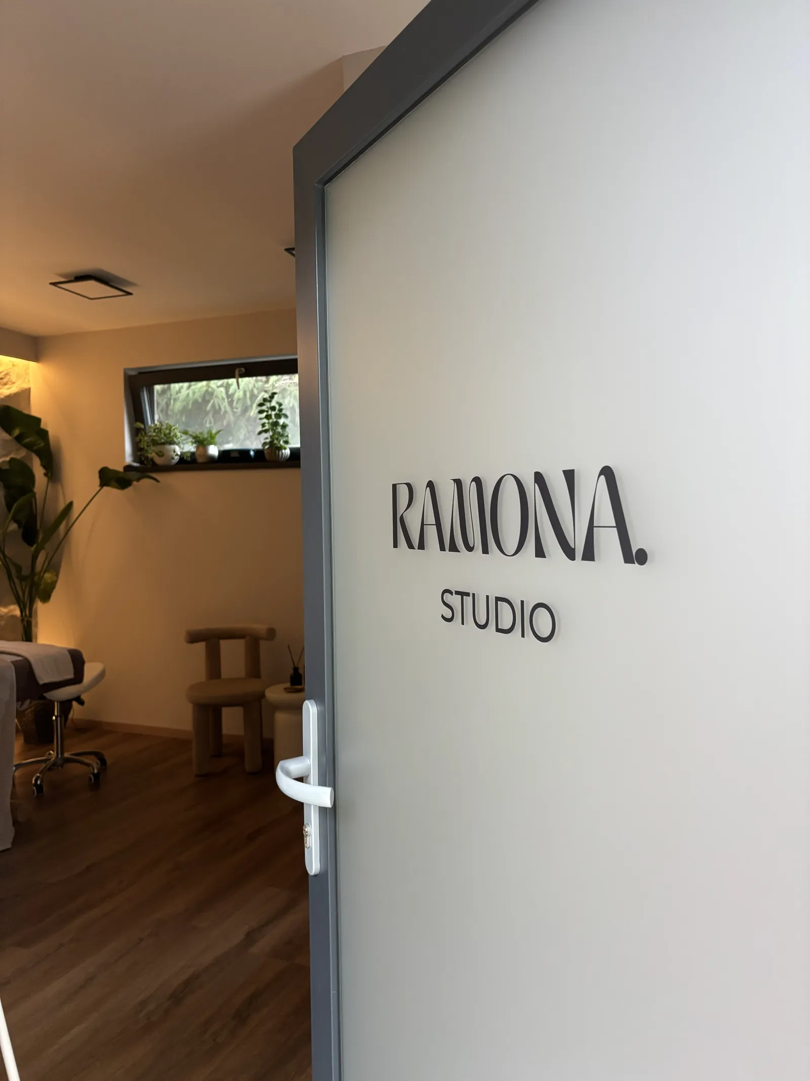 Dvere s nápisom Ramona Studio a výhľad do masážnej miestnosti